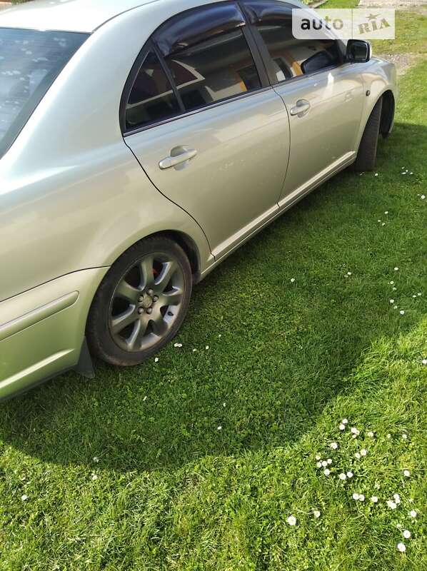 2003 toyota avensis