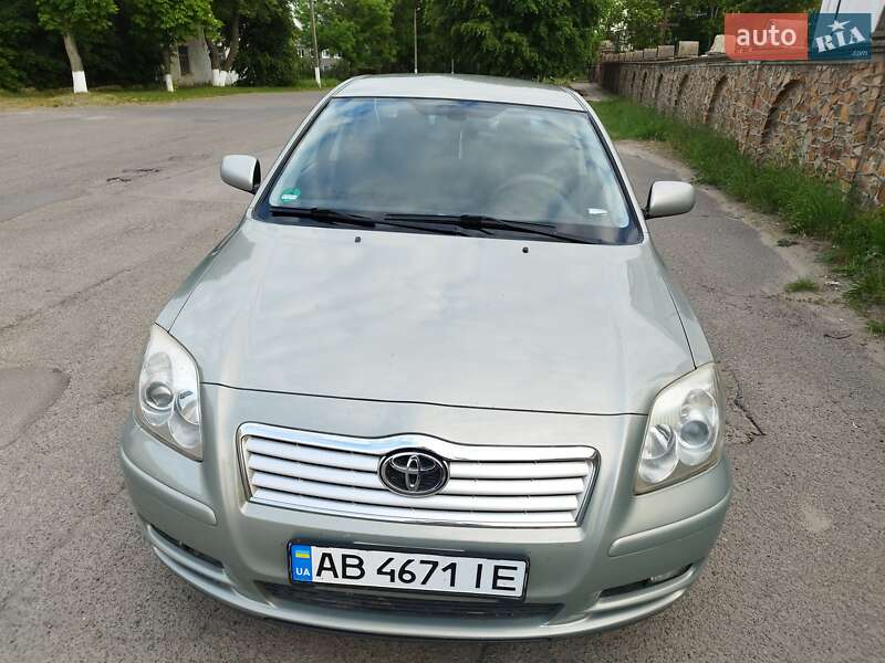2004 toyota avensis