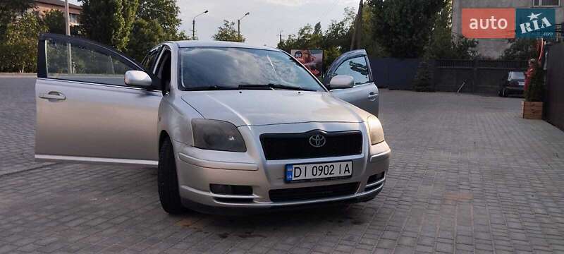 2005 toyota avensis