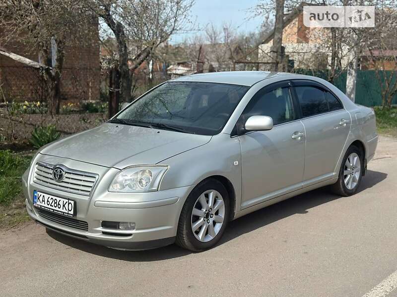 2004 toyota avensis