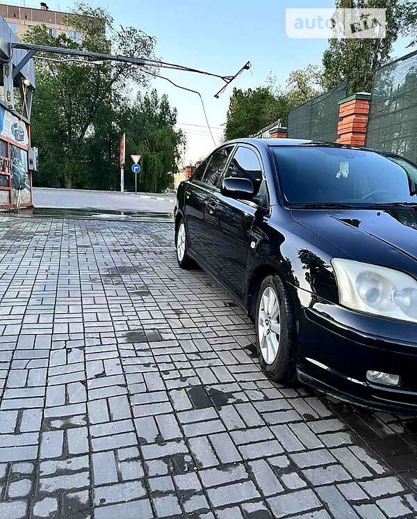 2004 toyota avensis