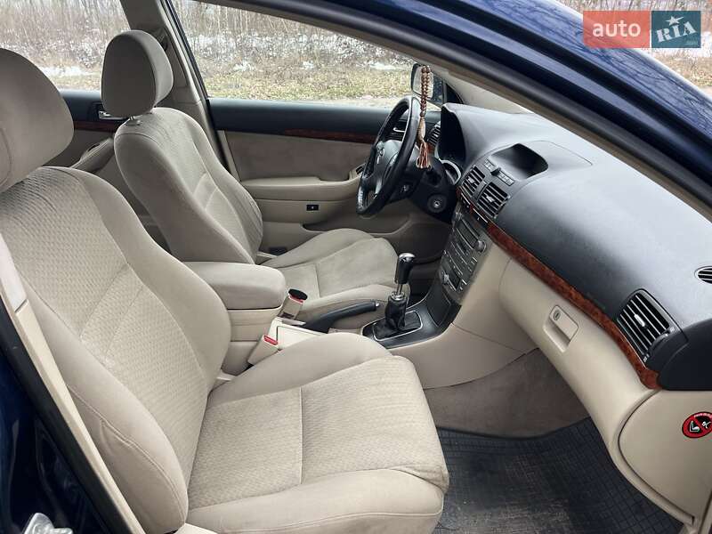2003 toyota avensis