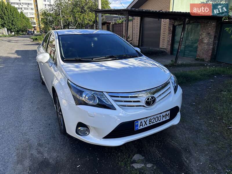 2012 toyota avensis