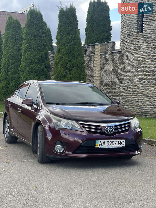 2012 toyota avensis