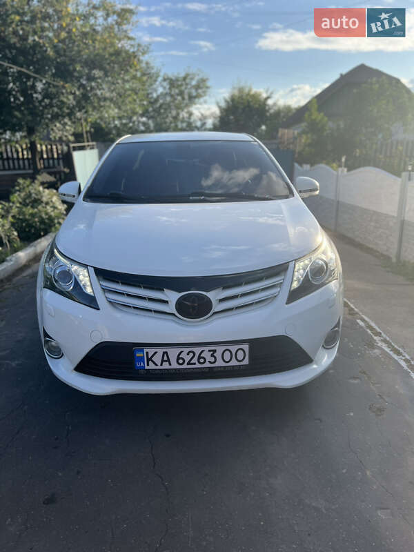 2012 toyota avensis