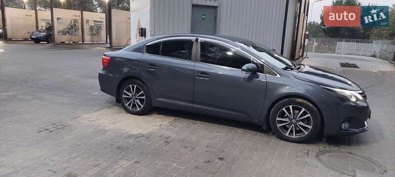 2012 toyota avensis
