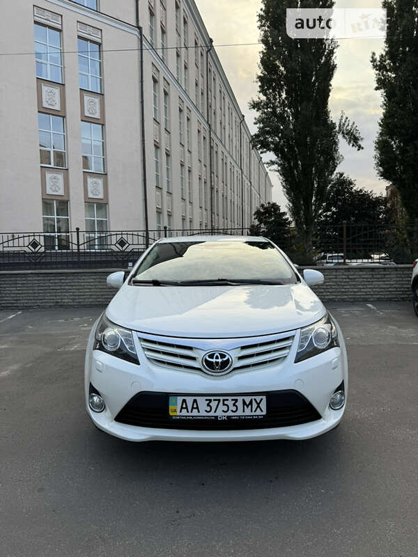 2013 toyota avensis