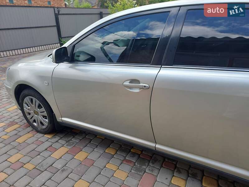 2003 toyota avensis