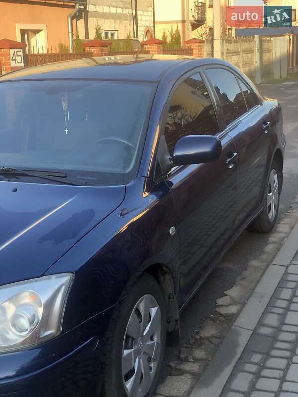 2005 toyota avensis