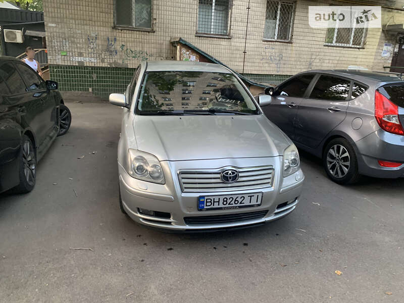 2005 toyota avensis