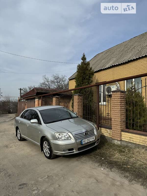 2005 toyota avensis