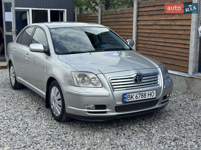 2004 toyota avensis