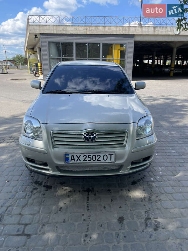2003 toyota avensis