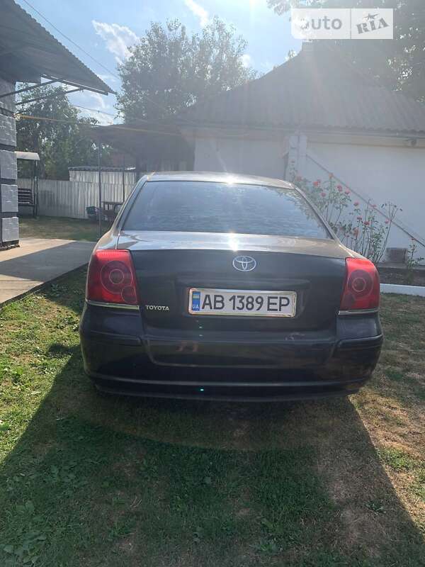 2004 toyota avensis
