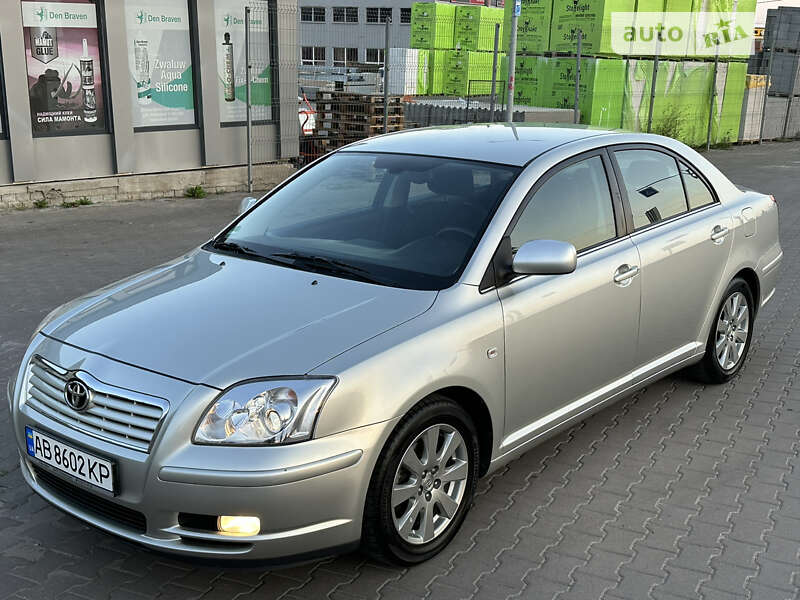 2003 toyota avensis