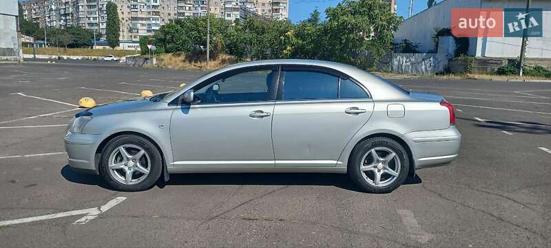 2003 toyota avensis
