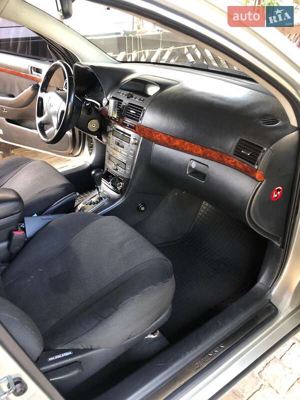 2005 toyota avensis