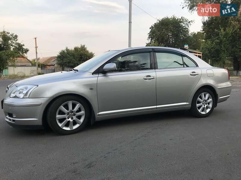 2004 toyota avensis