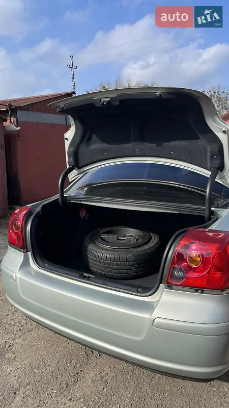 2005 toyota avensis