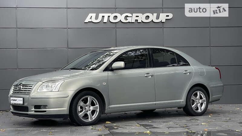 2005 toyota avensis