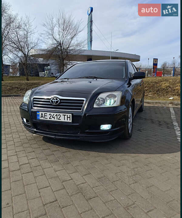 2004 toyota avensis