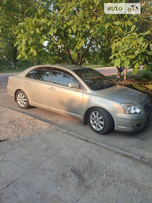 2004 toyota avensis