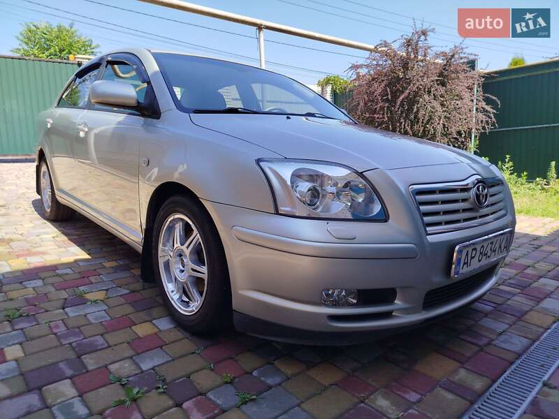 2004 toyota avensis