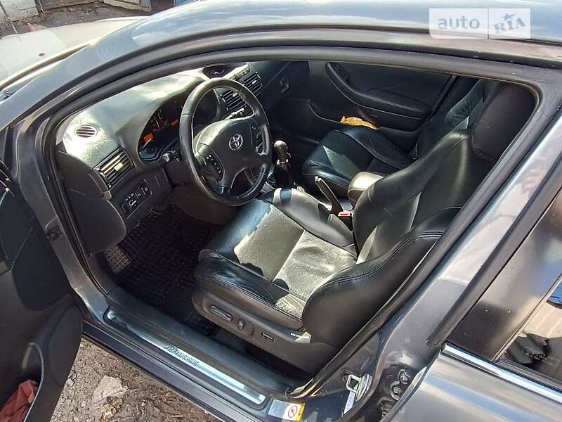 2003 toyota avensis