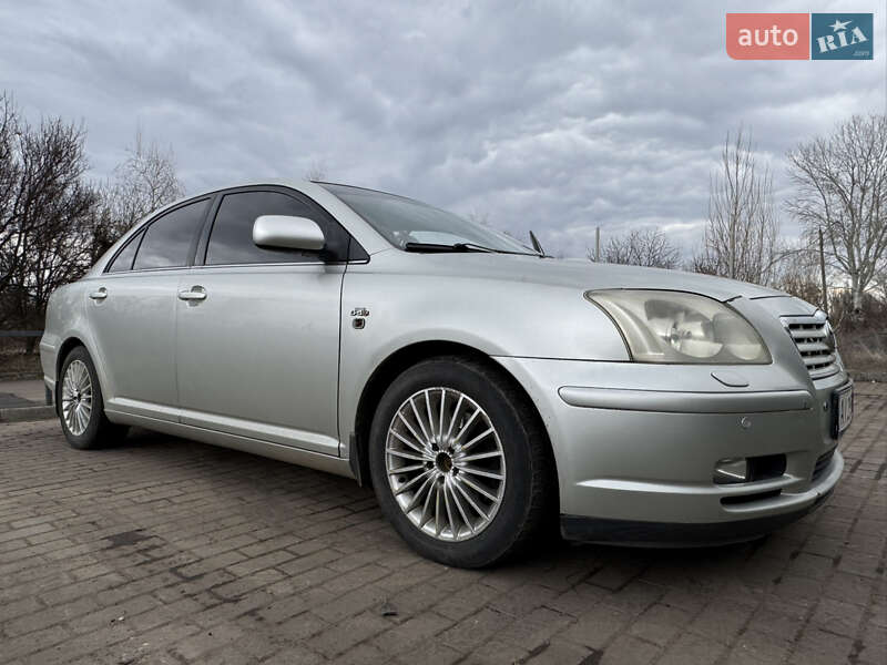 2005 toyota avensis