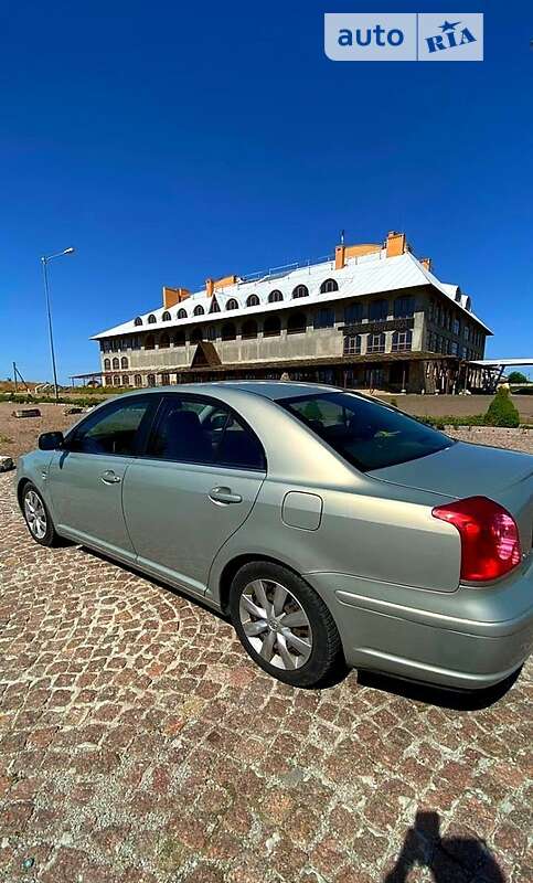 2005 toyota avensis