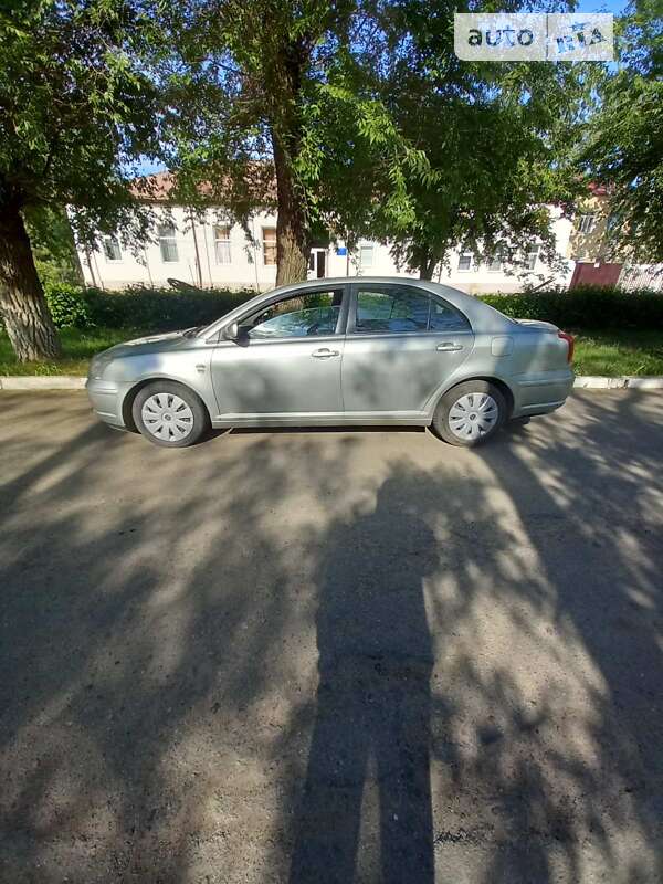 2004 toyota avensis