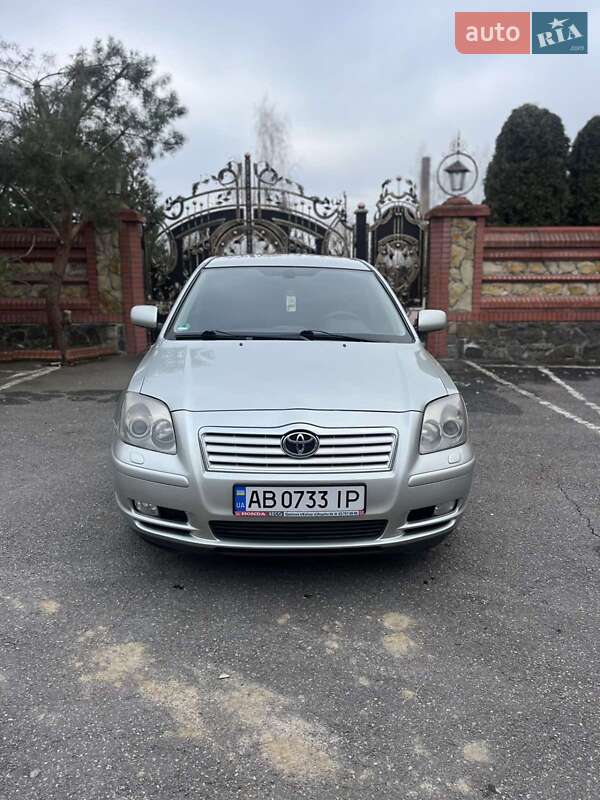 2004 toyota avensis