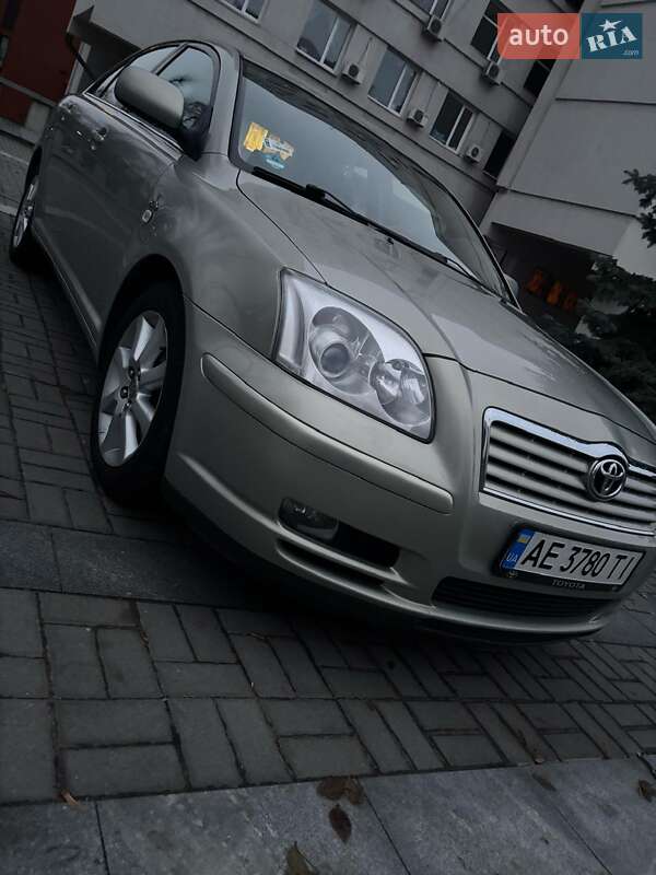 2004 toyota avensis