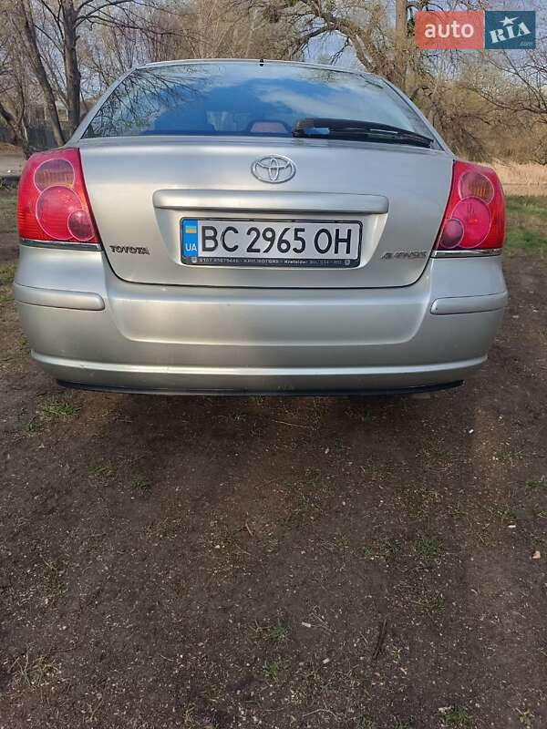 2005 toyota avensis