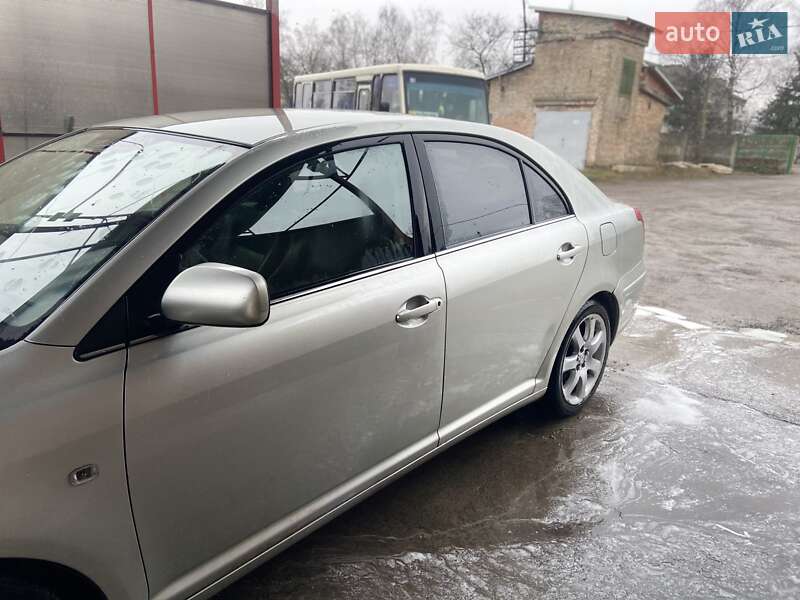 2003 toyota avensis