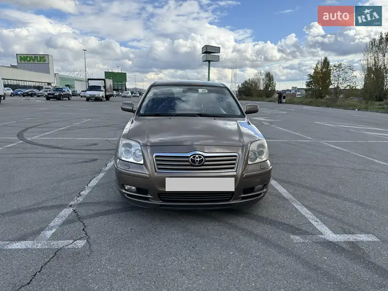 2005 toyota avensis