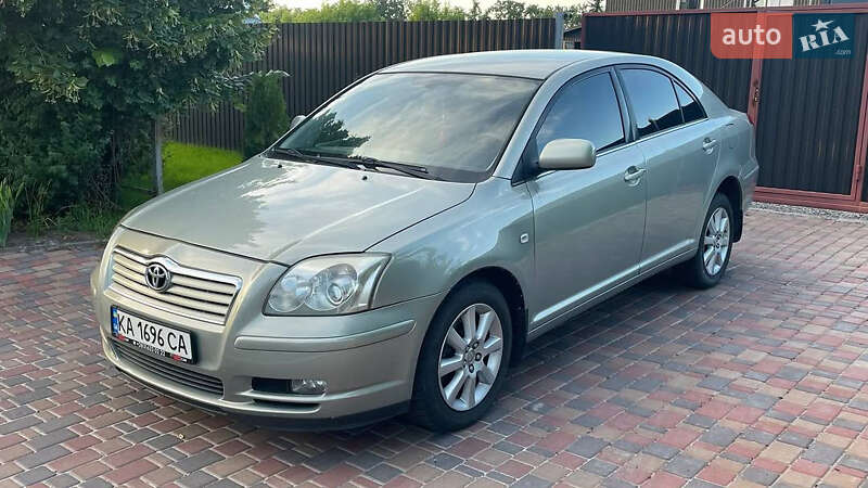 2005 toyota avensis