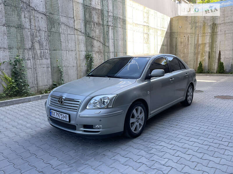 2004 toyota avensis