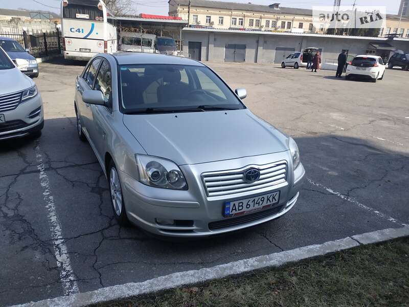 2004 toyota avensis