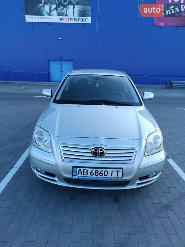 2004 toyota avensis