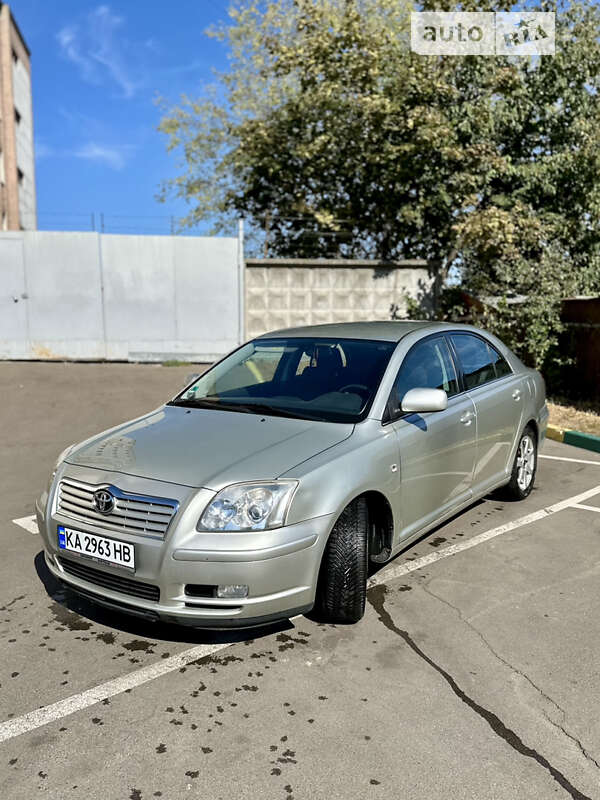 2005 toyota avensis