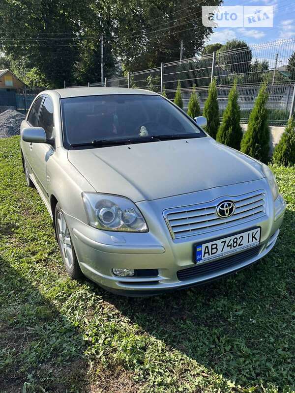 2003 toyota avensis