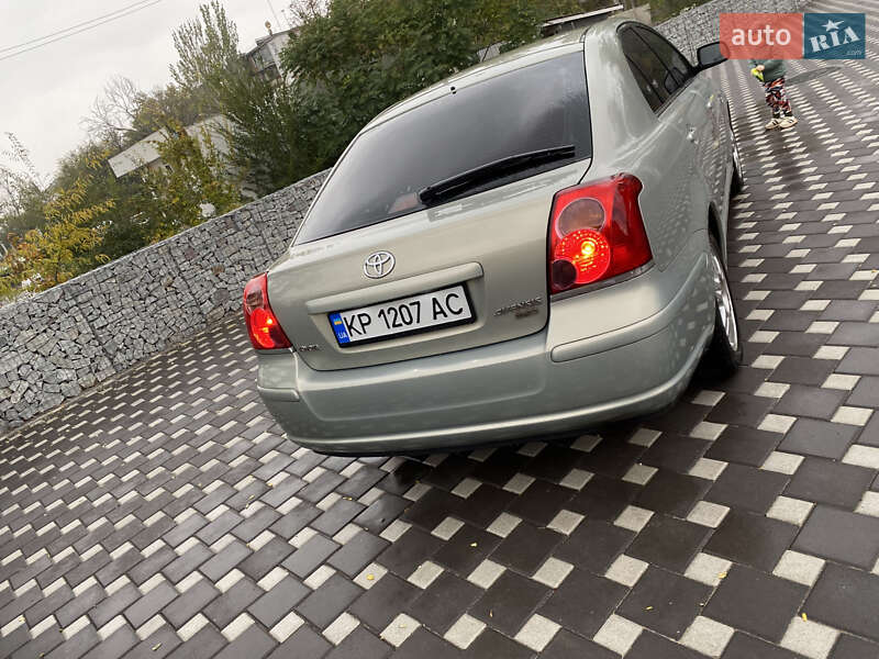 2004 toyota avensis