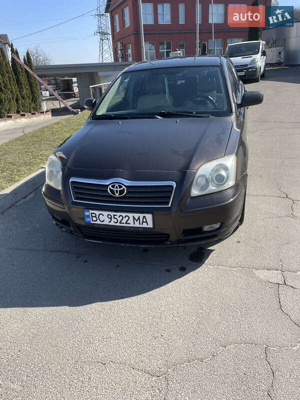 2004 toyota avensis