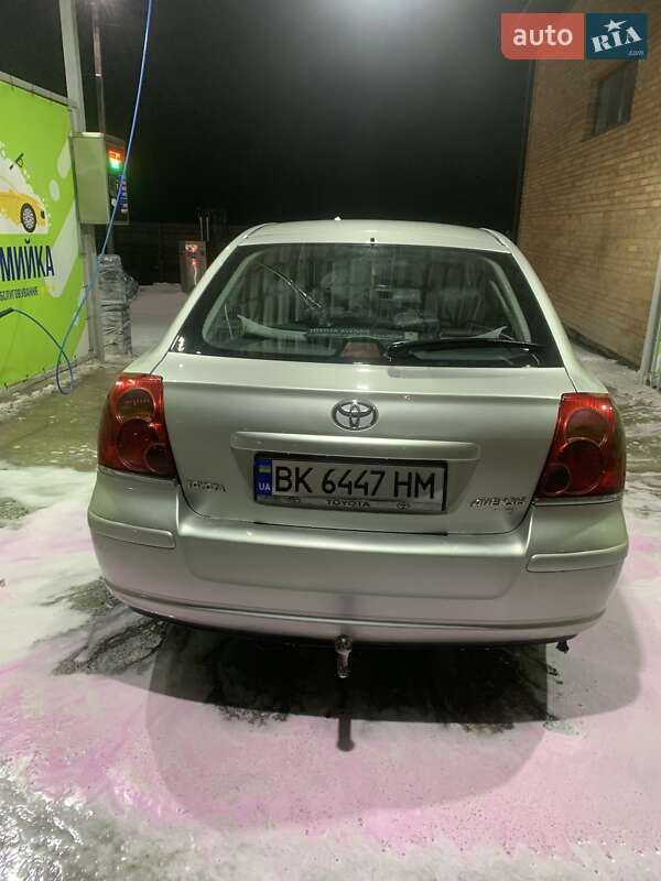 2005 toyota avensis
