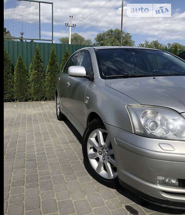 2004 toyota avensis