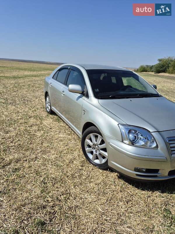 2003 toyota avensis