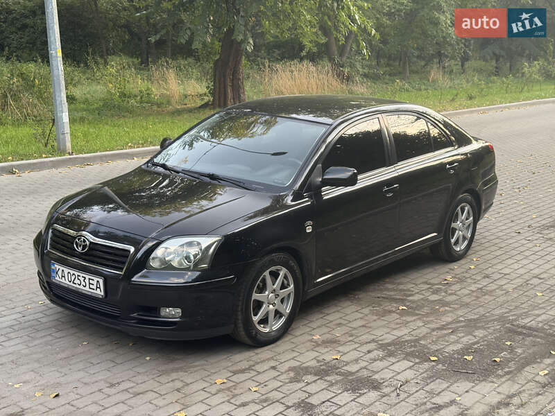 2005 toyota avensis