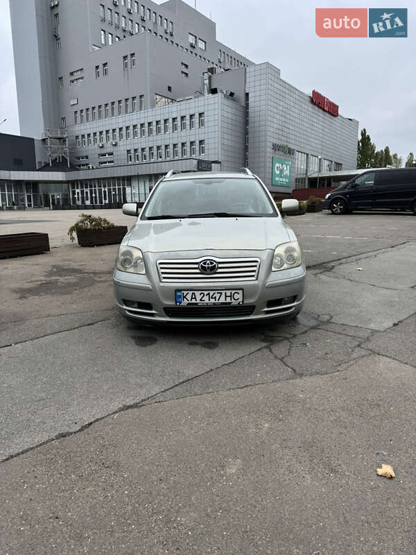 2005 toyota avensis