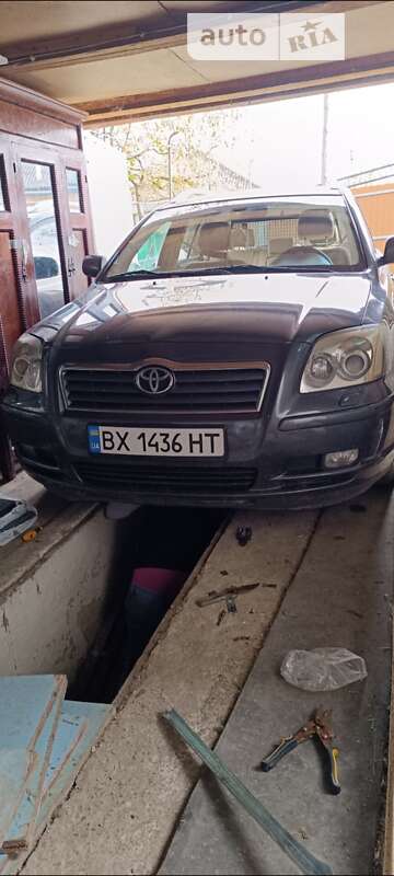 2005 toyota avensis